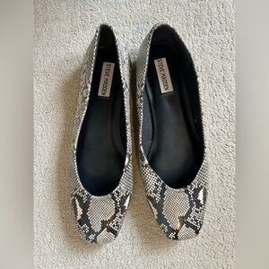 Steve Madden Delilah snakeskin square toe flat size 10